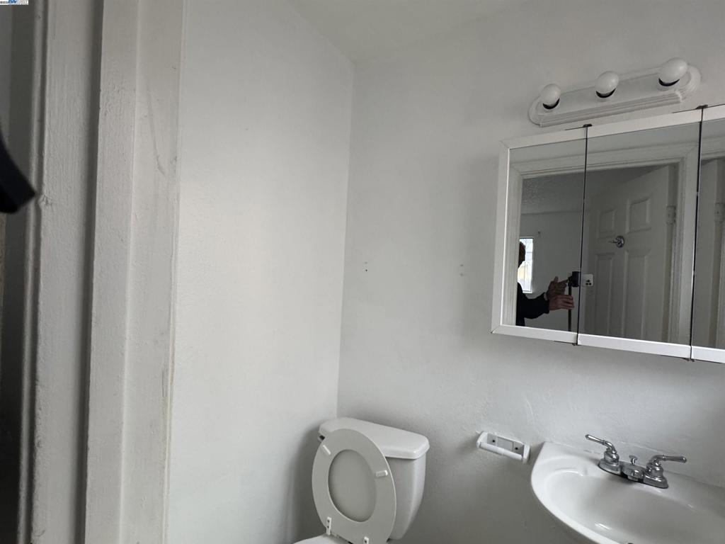 https://media.crmls.org/mediaz/eb68ed68-2cb3-458b-91be-ae12a4070a1d.jpg?preset=X-Large