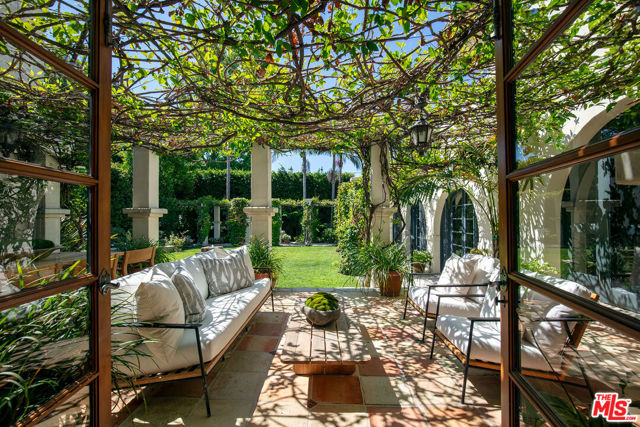703 Walden Drive, Beverly Hills CA: https://media.crmls.org/mediaz/eb69940e-8aa0-4c50-9b90-b032f95b4e1c.jpg