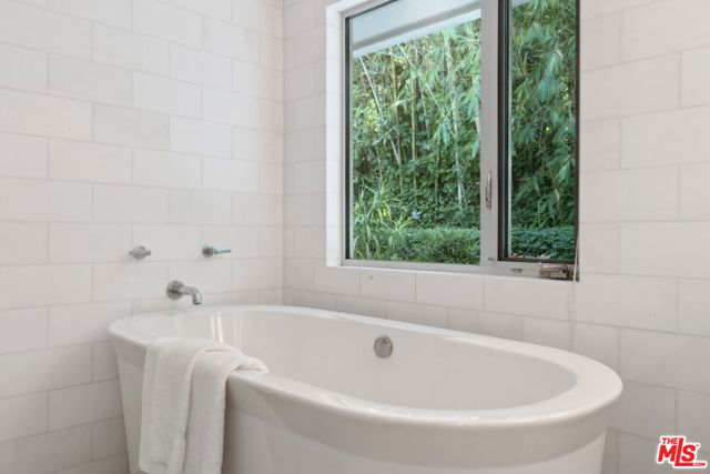 1726 Stone Canyon Road, Los Angeles CA: https://media.crmls.org/mediaz/eb6aa981-7651-4a6b-a84a-0e0c411470dc.jpg