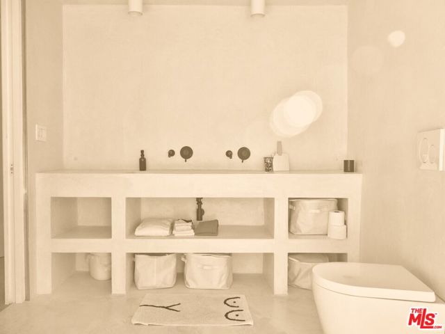21960 Cereza Way, Topanga CA: https://media.crmls.org/mediaz/eb6d4c5d-810b-48ee-a434-f2a02e11b63b.jpg