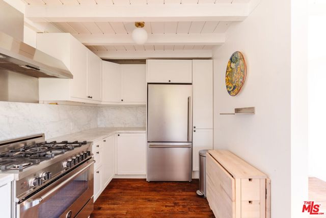 2344 Sunset Heights Drive, Los Angeles CA: https://media.crmls.org/mediaz/eb6dd1e3-72db-4e8c-8794-268c10372cb2.jpg