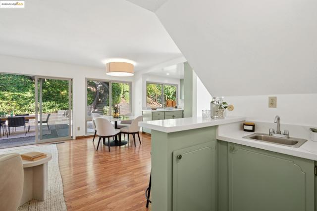 5821 Cold Water Dr, Castro Valley CA: https://media.crmls.org/mediaz/eb6de37a-f989-47bf-94a1-021b1a48fb1c.jpg