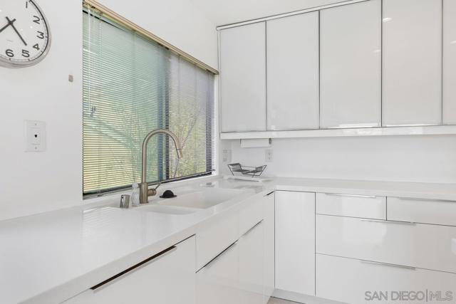 6423 Caminito Aronimink, La Jolla CA: https://media.crmls.org/mediaz/eb6e01d0-df71-481a-b19f-a32945c601b1.jpg