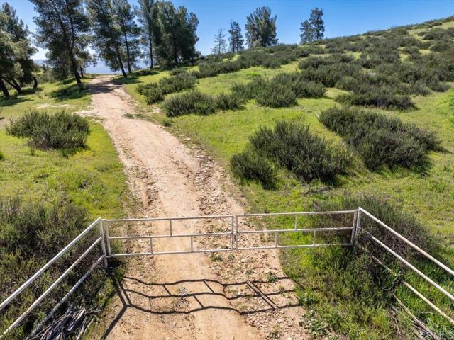 40707 Intrepid Rd, Hemet CA: https://media.crmls.org/mediaz/eb6e38ce-c11a-4935-a1ad-7e9faf6b26eb.jpg