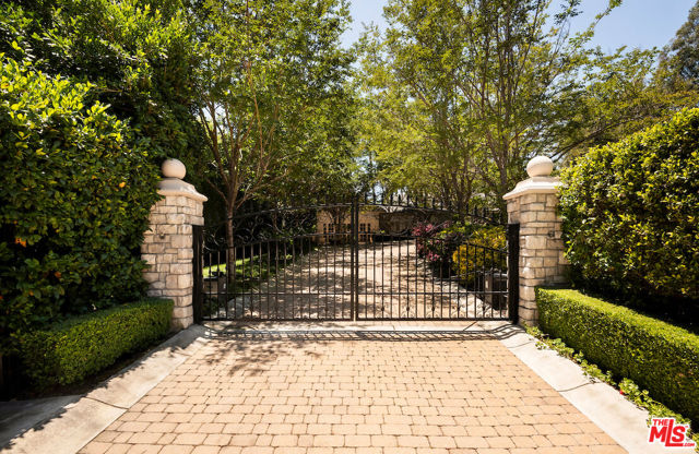 9996 Sunset Boulevard, Beverly Hills CA: https://media.crmls.org/mediaz/eb6f6efc-5a5a-41c2-9932-4a7e9da2a4d6.jpg
