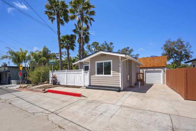 3675 Herbert St, San Diego CA: https://media.crmls.org/mediaz/eb6ff807-5743-4887-9f82-cc9efa77aa5f.jpg