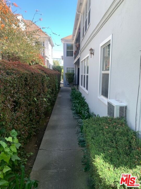 312 S Reeves Drive, Beverly Hills CA: https://media.crmls.org/mediaz/eb6ff99a-61a7-424c-a0f3-f999501373f3.jpg