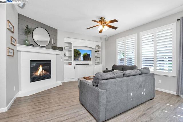 675 Merritt Ct, Discovery Bay CA: https://media.crmls.org/mediaz/eb705a27-1efe-4c91-9c44-cea4d82c916f.jpg