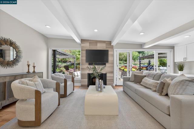 31 Ivy Dr, Orinda CA: https://media.crmls.org/mediaz/eb708d5f-33c7-4abf-af8b-ab06e50b47c7.jpg