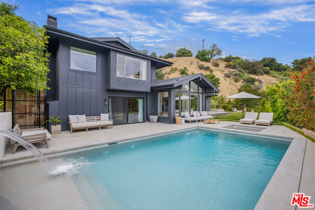 3846 Saint Johnswood Drive, Woodland Hills, CA 91364