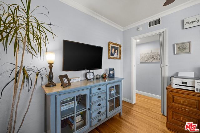 6432 Petit Avenue, Van Nuys CA: https://media.crmls.org/mediaz/eb719218-993c-460f-9d68-eafd24960aa8.jpg