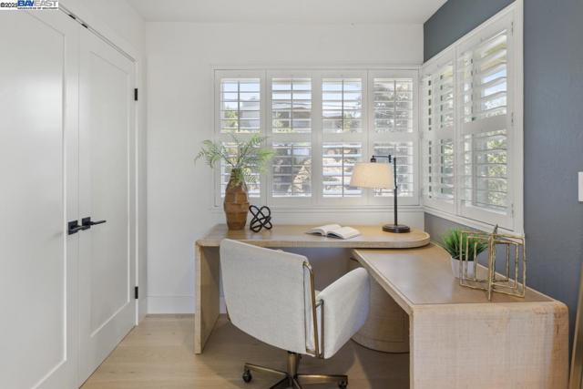10336 Greenview Dr, Oakland CA: https://media.crmls.org/mediaz/eb71a5b6-5115-408e-9d9a-3d05cc43054f.jpg