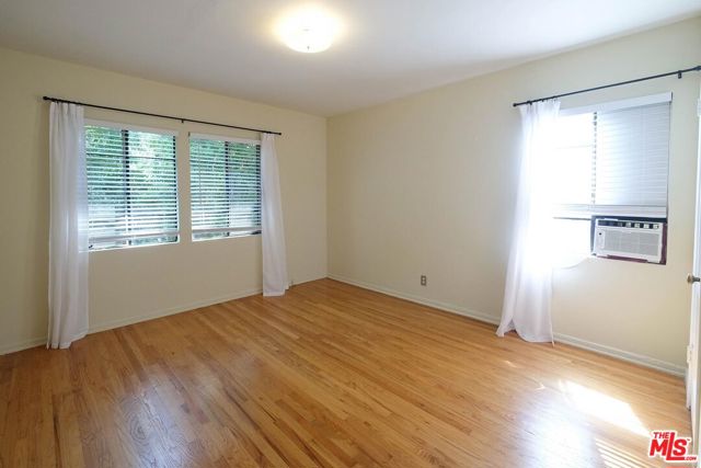 854 1/2 S Plymouth Boulevard, Los Angeles CA: https://media.crmls.org/mediaz/eb721b51-3c9a-468a-9d6a-73364c998718.jpg