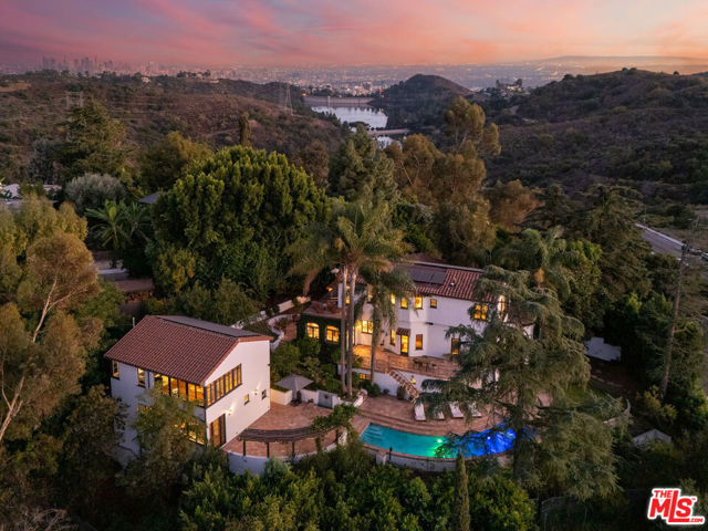 3527 Wonder View Drive, Los Angeles CA: https://media.crmls.org/mediaz/eb72358a-a090-4482-bc96-a2c5eecc0be2.jpg