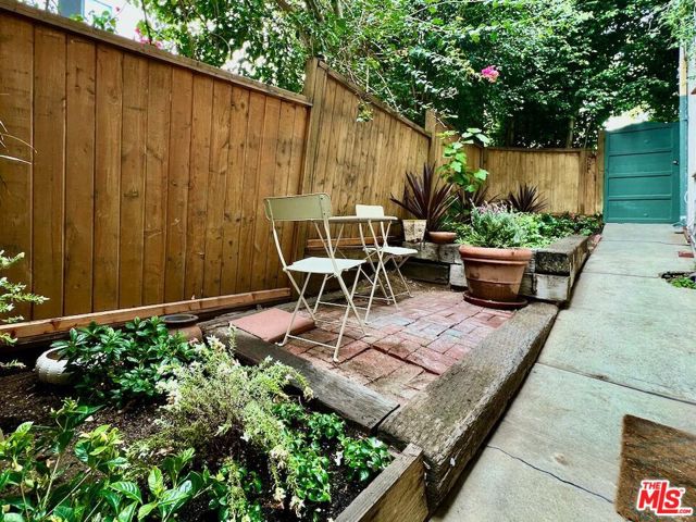 8474 Fountain Avenue, West Hollywood CA: https://media.crmls.org/mediaz/eb723af0-0b19-438c-b069-f0c43a43e6c7.jpg