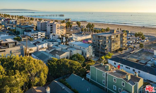 17 20th Avenue, Venice CA: https://media.crmls.org/mediaz/eb72b440-7b62-4469-aeed-27c303be28c3.jpg