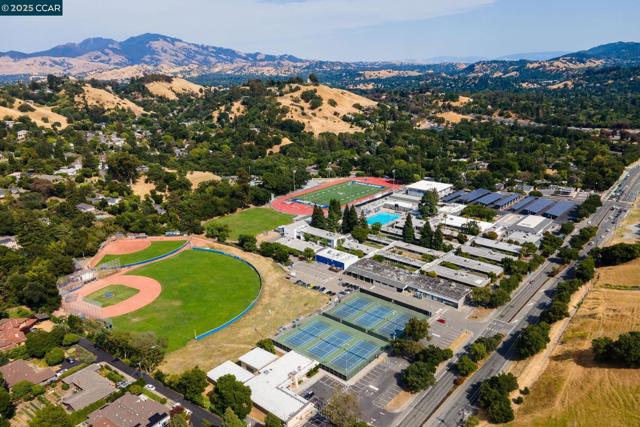 3402 Goyak Dr, Lafayette CA: https://media.crmls.org/mediaz/eb7386ea-e6fe-4d2c-87a0-68a859c48c63.jpg