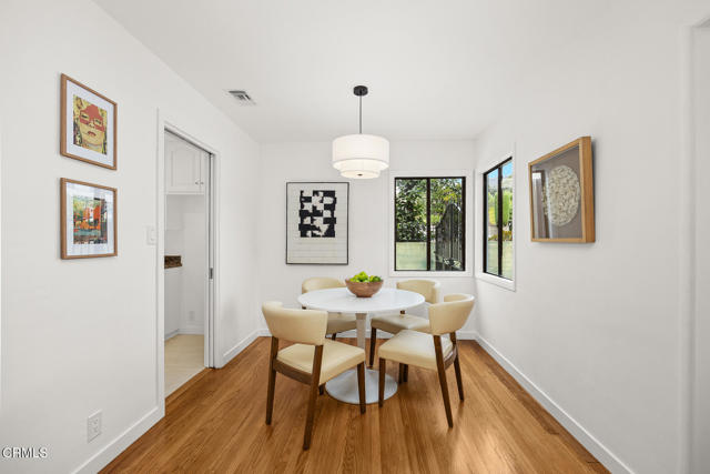 4543 Rockland Place, La Canada Flintridge CA: https://media.crmls.org/mediaz/eb73b9b3-8197-4f20-94e8-c360e9e25817.jpg