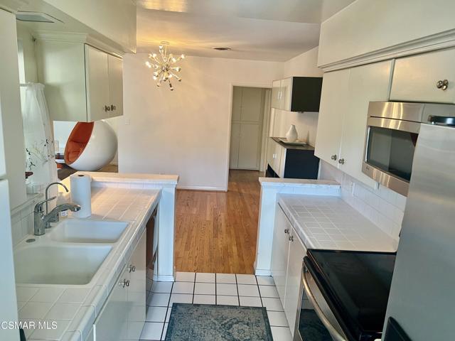 1542 Riverside Drive, Glendale CA: https://media.crmls.org/mediaz/eb73c633-ea42-4078-9ea7-d8f5ddd79ea6.jpg