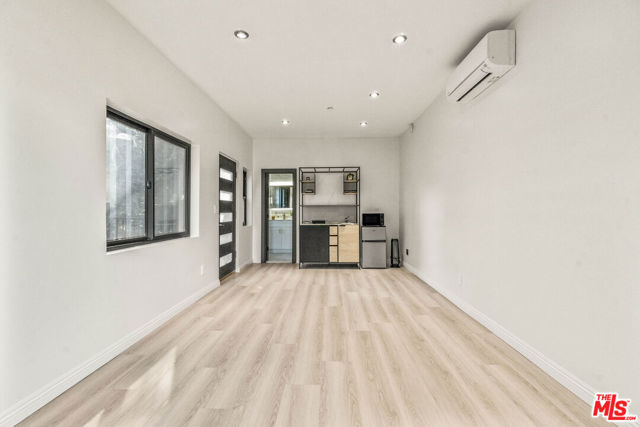 2315 Loma Vista Place, Los Angeles CA: https://media.crmls.org/mediaz/eb740a13-c898-4b30-a1e6-0d369e3d0ae0.jpg