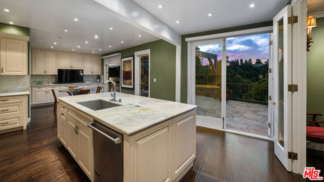 9430 Readcrest Drive, Beverly Hills CA: https://media.crmls.org/mediaz/eb74ca91-740c-439e-83d6-3293fc85988a.jpg