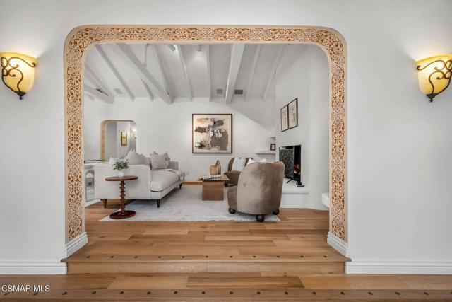 4456 Hayvenhurst Avenue, Encino CA: https://media.crmls.org/mediaz/eb7588af-4b38-4320-8fe3-e8882195a3e6.jpg