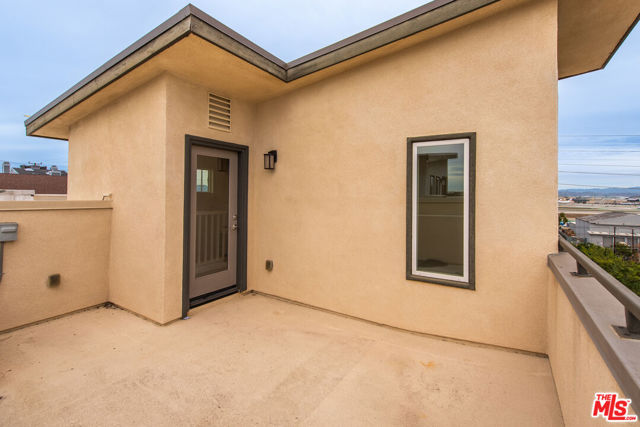 516 E Imperial Avenue, El Segundo CA: https://media.crmls.org/mediaz/eb75996e-ec5e-4761-a5dc-8379d0eaa508.jpg