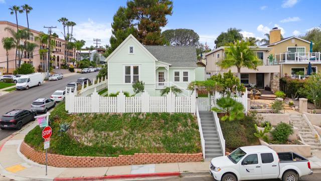 2104 Diamond St, San Diego CA: https://media.crmls.org/mediaz/eb75bcdd-564b-468b-b23e-da16dbfeaea2.jpg