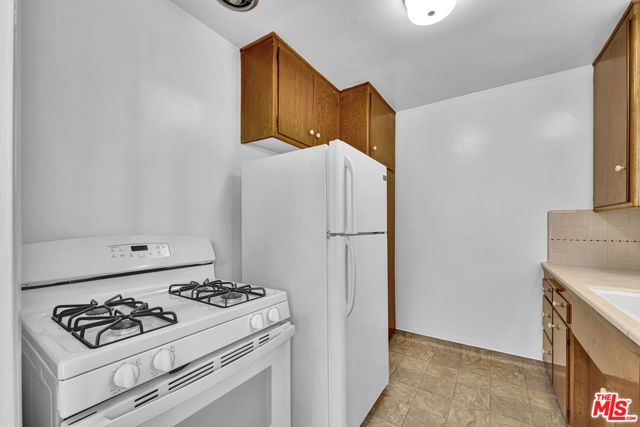 938 15th Street, Santa Monica CA: https://media.crmls.org/mediaz/eb781304-9511-455b-90fe-79b35073004a.jpg