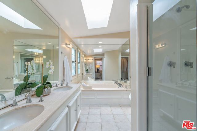 3564 Summerfield Drive, Sherman Oaks CA: https://media.crmls.org/mediaz/eb78ae10-22a0-4d80-a89b-aaa88418d547.jpg
