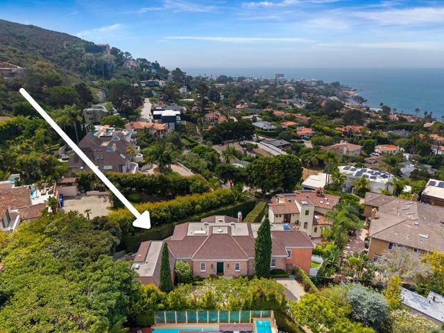 7612 Hillside Dr, La Jolla CA: https://media.crmls.org/mediaz/eb78cce7-16fe-4097-9b80-2c16bc38c0b6.jpg