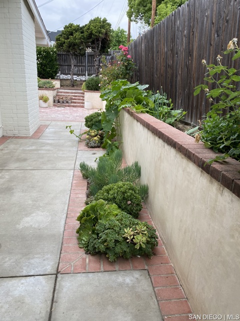 2401 Canfield DR, La Habra CA: https://media.crmls.org/mediaz/eb7948ff-28a8-4a27-99b5-9a5b62db06d4.jpg