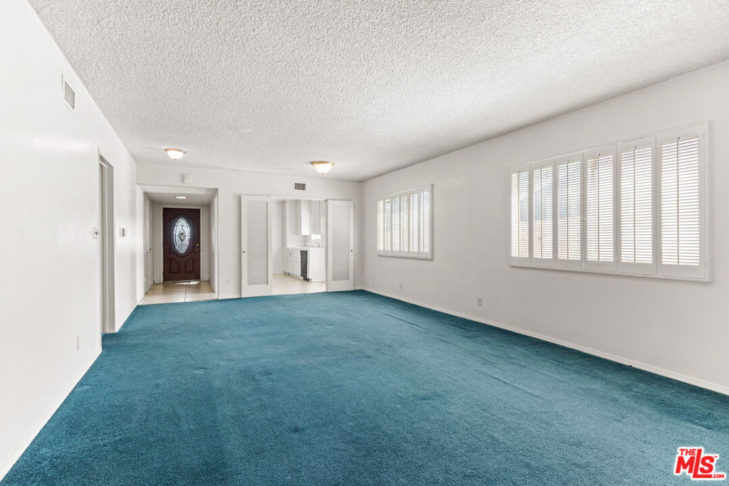 https://media.crmls.org/mediaz/eb7965a3-4e99-482f-a16c-e2d8ff2ff792.jpg?preset=X-Large