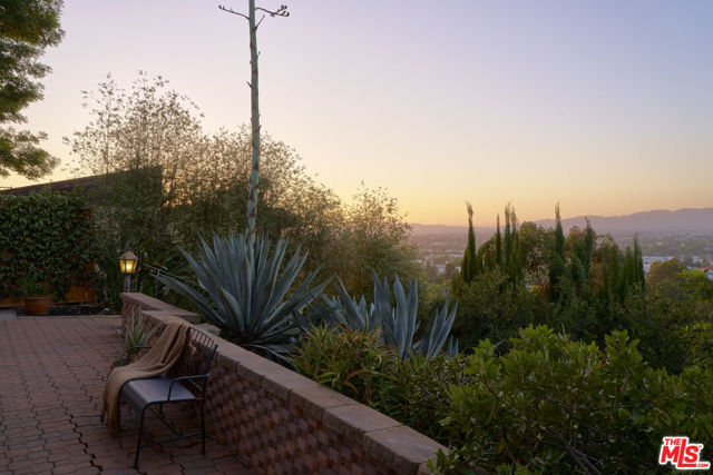 11764 Laurelcrest Drive, Studio City CA: https://media.crmls.org/mediaz/eb7965a5-b12e-438d-9422-e6a6d8332812.jpg