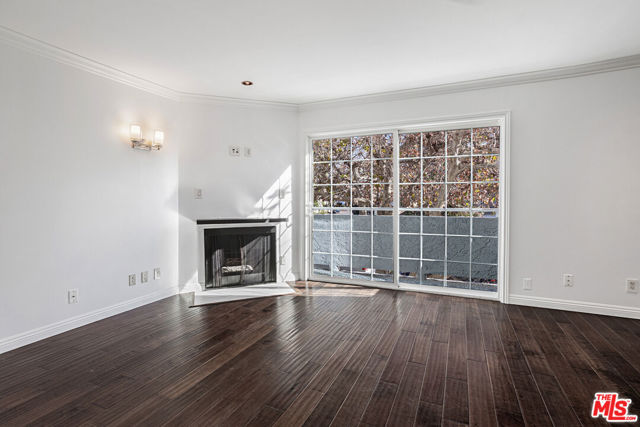 15002 Magnolia Boulevard, 4 photo 5