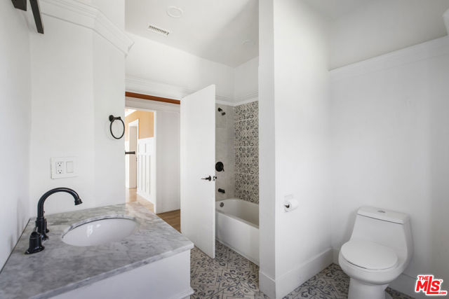 2074 W 29th Street, Los Angeles CA: https://media.crmls.org/mediaz/eb7a5fb0-c9da-4a77-92a1-9d0d8438ae08.jpg