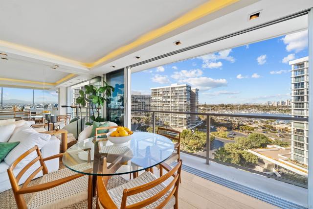 1780 Avenida Del Mundo, Coronado CA: https://media.crmls.org/mediaz/eb7aafb2-1ef4-4552-a26c-f036ee9ab64b.jpg