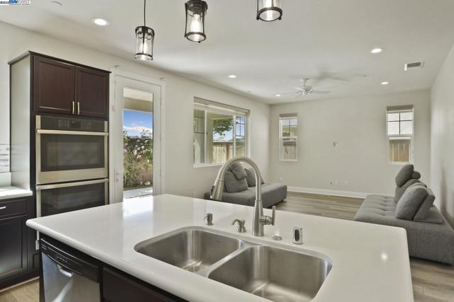 1503 S Oliveira Dr, Mountain House CA: https://media.crmls.org/mediaz/eb7b3b1f-8058-45ee-8d49-4096c3993d32.jpg