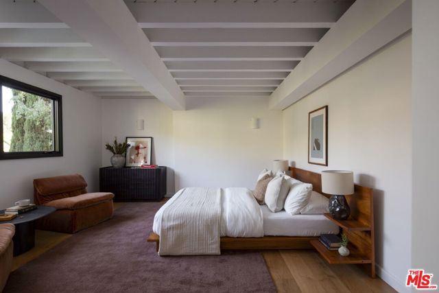 5692 Holly Oak Drive, Los Angeles CA: https://media.crmls.org/mediaz/eb7b75bc-9062-48b5-8ea6-1b22d4e46b3e.jpg