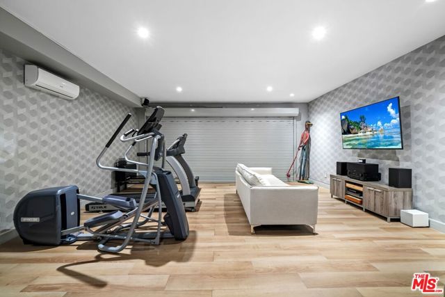 7712 Chandelle Place, Los Angeles CA: https://media.crmls.org/mediaz/eb7c3ba7-2eb0-4bd8-8f82-9b0cc549a2ac.jpg