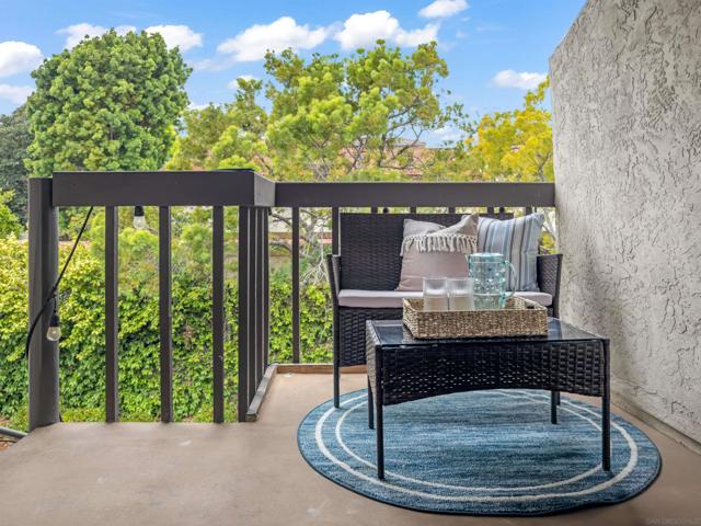 2362 Altisma Way, Carlsbad CA: https://media.crmls.org/mediaz/eb7c4331-6732-4549-9d09-14026b271486.jpg
