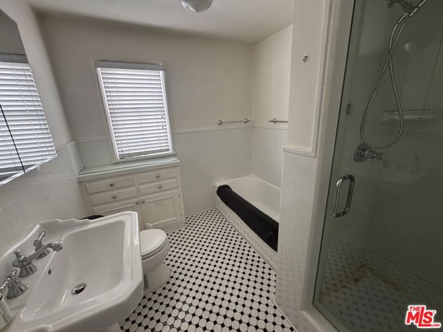 144 S Spalding Drive, Beverly Hills CA: https://media.crmls.org/mediaz/eb7c46c3-195e-4c50-a478-ce3a4bc87c7a.jpg
