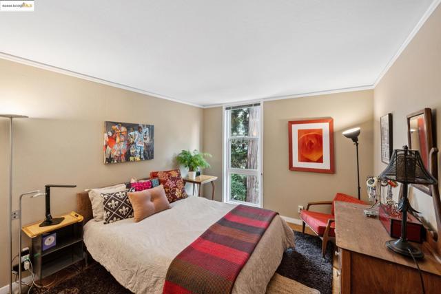 250 Whitmore St, Oakland CA: https://media.crmls.org/mediaz/eb7cc932-7611-4a01-92eb-0e4b8c39a8d5.jpg