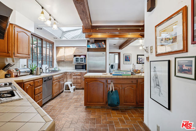 16145 High Valley Place, Encino CA: https://media.crmls.org/mediaz/eb7d6f8c-28e8-4945-b6d1-705a0ab500c2.jpg