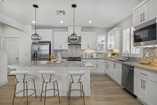 37456 Sand Drift Rd, Newark CA: https://media.crmls.org/mediaz/eb7ecbb0-4de8-4eaf-8a93-f18003e91863.jpg