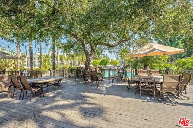 5530 Owensmouth Avenue, Woodland Hills CA: https://media.crmls.org/mediaz/eb815557-9f3f-4af6-80f3-1fbbcd6b05ca.jpg