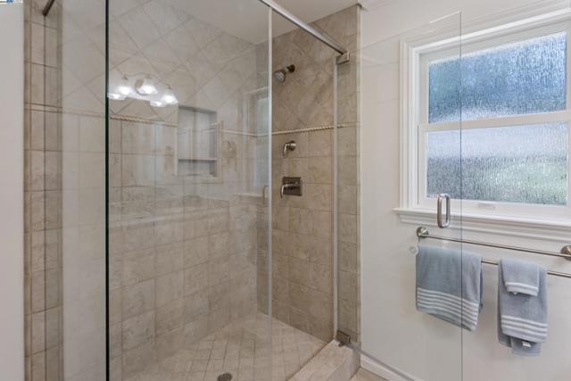 3252 Woodview Dr, Lafayette CA: https://media.crmls.org/mediaz/eb826c83-886e-431d-b0a9-b62cf2019643.jpg
