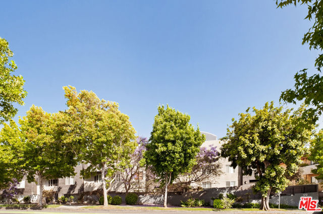 1212 Ocean Park Boulevard, Santa Monica CA: https://media.crmls.org/mediaz/eb8320fa-34f2-4489-ac98-8a401e9f2b71.jpg