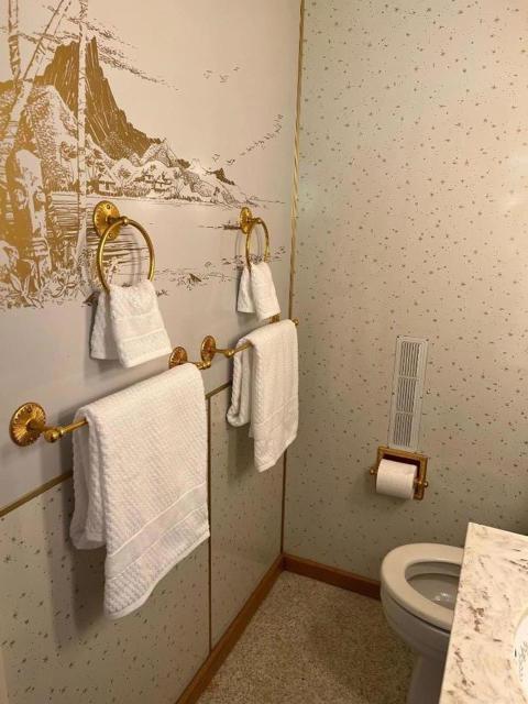 1621 Brittan Avenue, San Carlos CA: https://media.crmls.org/mediaz/eb83f56a-89f3-459e-ae30-6c03dd85ad27.jpg
