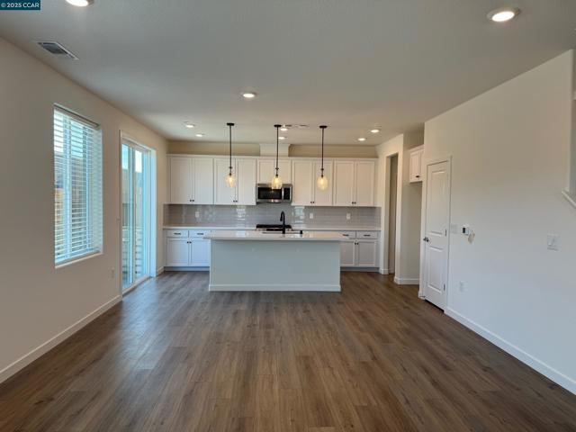 4786 Cantrell Dr, Folsom CA: https://media.crmls.org/mediaz/eb840269-119d-4900-a6fc-e24f7907e0e6.jpg
